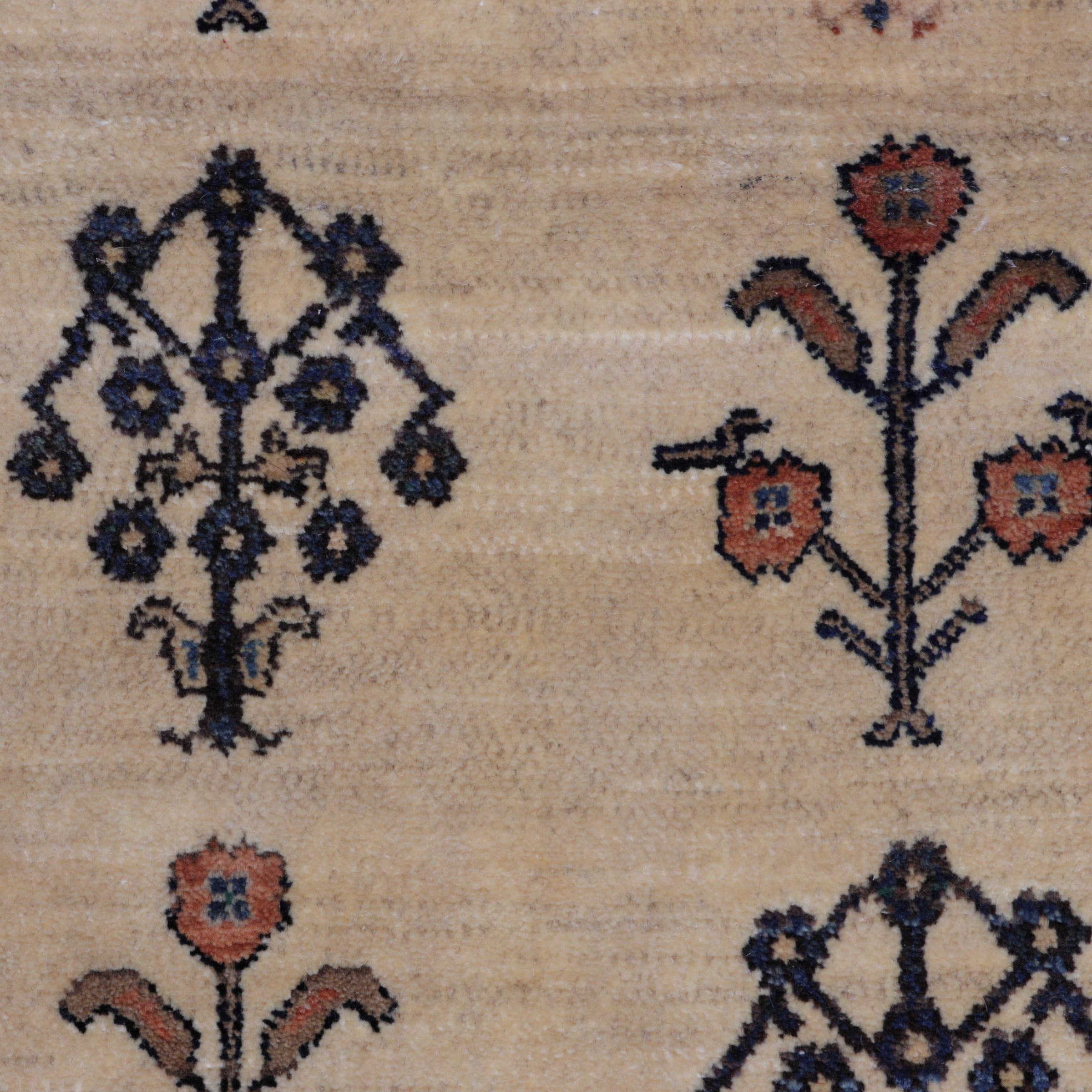 Persischer Rizbaft, feingeknüpft aus Schurwolle, großes beige-grundiges Mittelfeld, Musterung und randmotiv mehrfarbig, Detailansicht