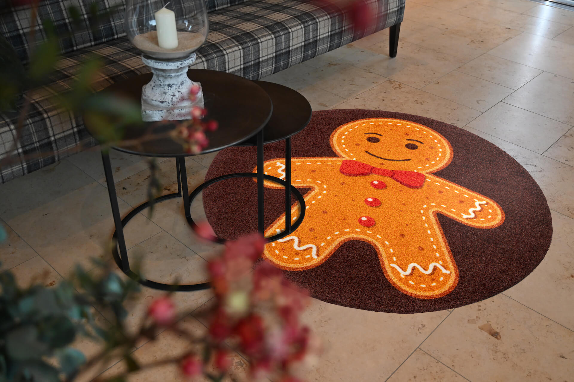 Fußmatte Gingerbread Man, Wash & Dry Decor, mehrfarbig, rund Ø 90 cm, Interieurbild