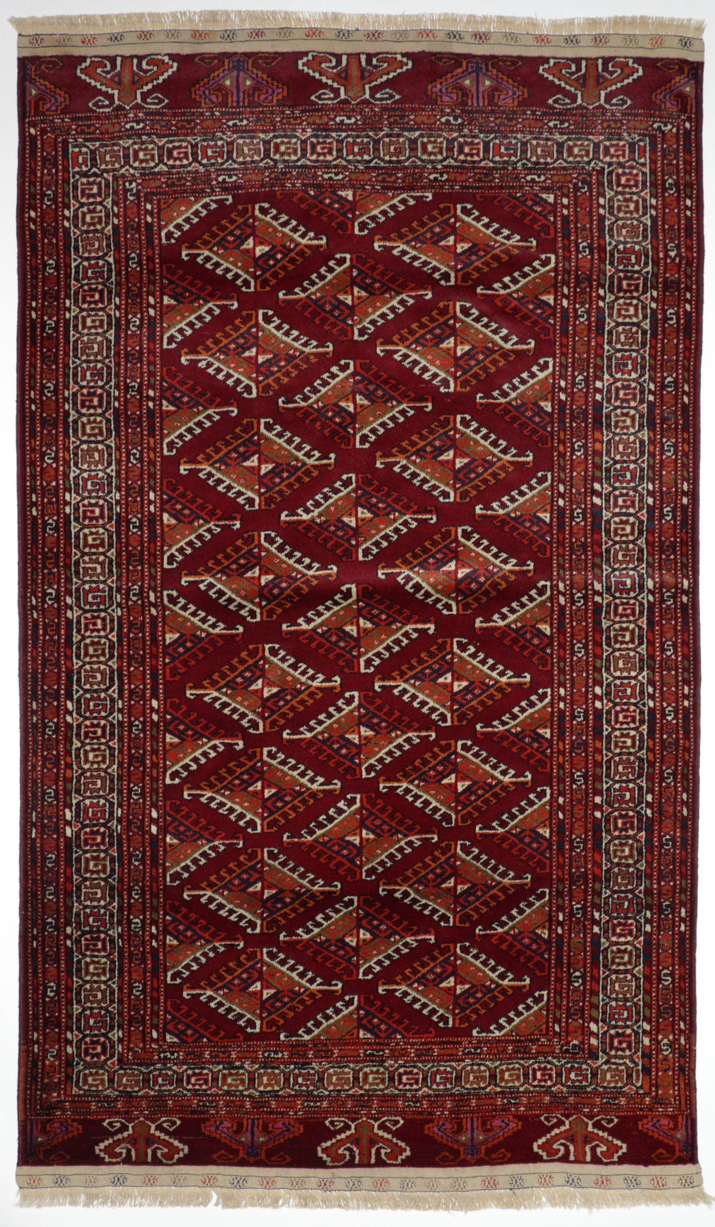Russischer Yomut, handgeknüpft aus Schurwolle, reichliche Ornamentierung des Mittelfeldes und der Bordüre, rotgrundig/weiß/mehrfarbig
