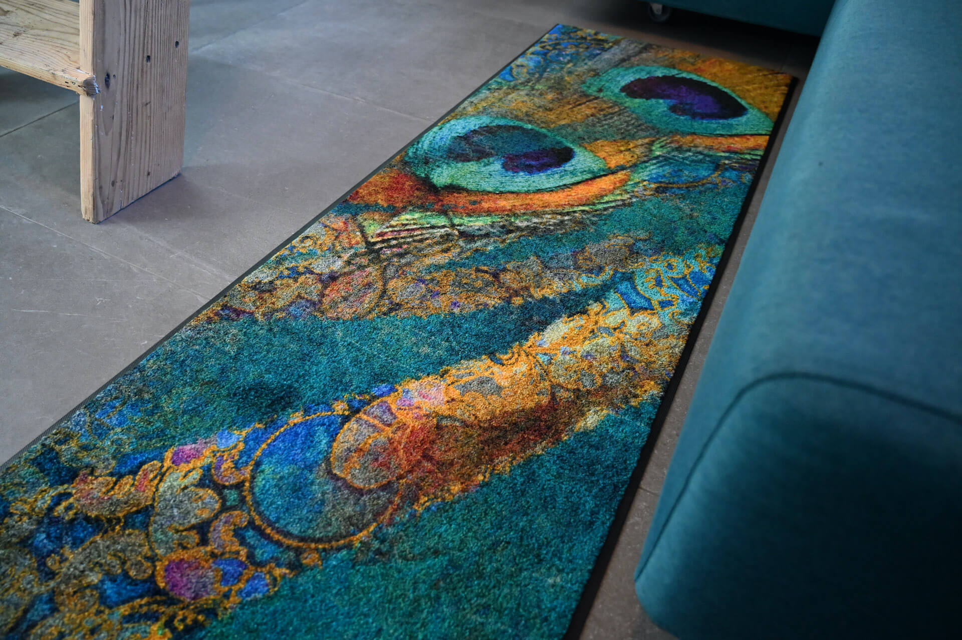 Fußmatte Exotic Pavo, Wash & Dry Interior Design, mehrfarbig, 60 x 180 cm, Interieurbild