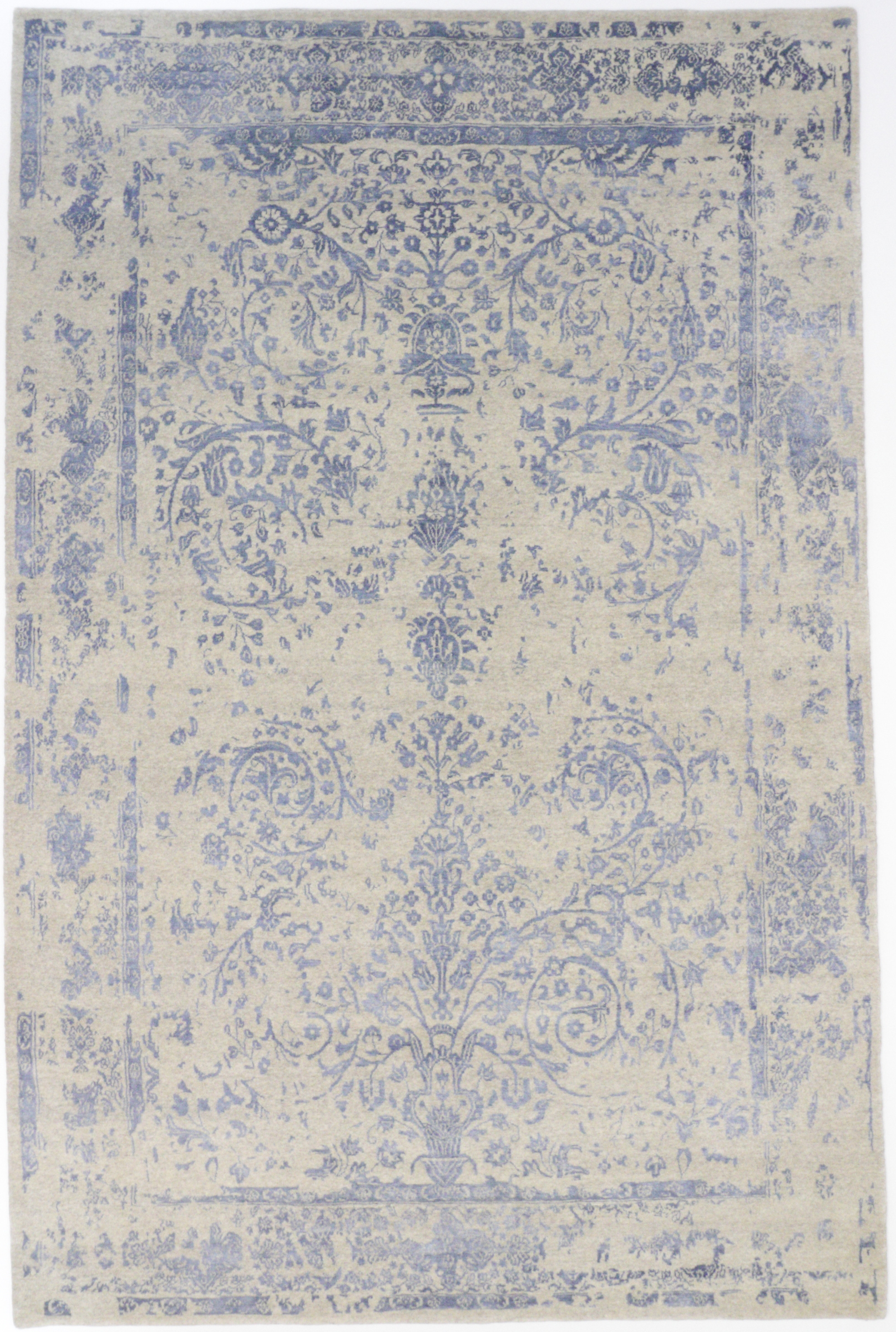 Broken Flowers blue, Indischer Designerteppich im Vintagestil, Wolle & Bambusseide, Draufsicht
