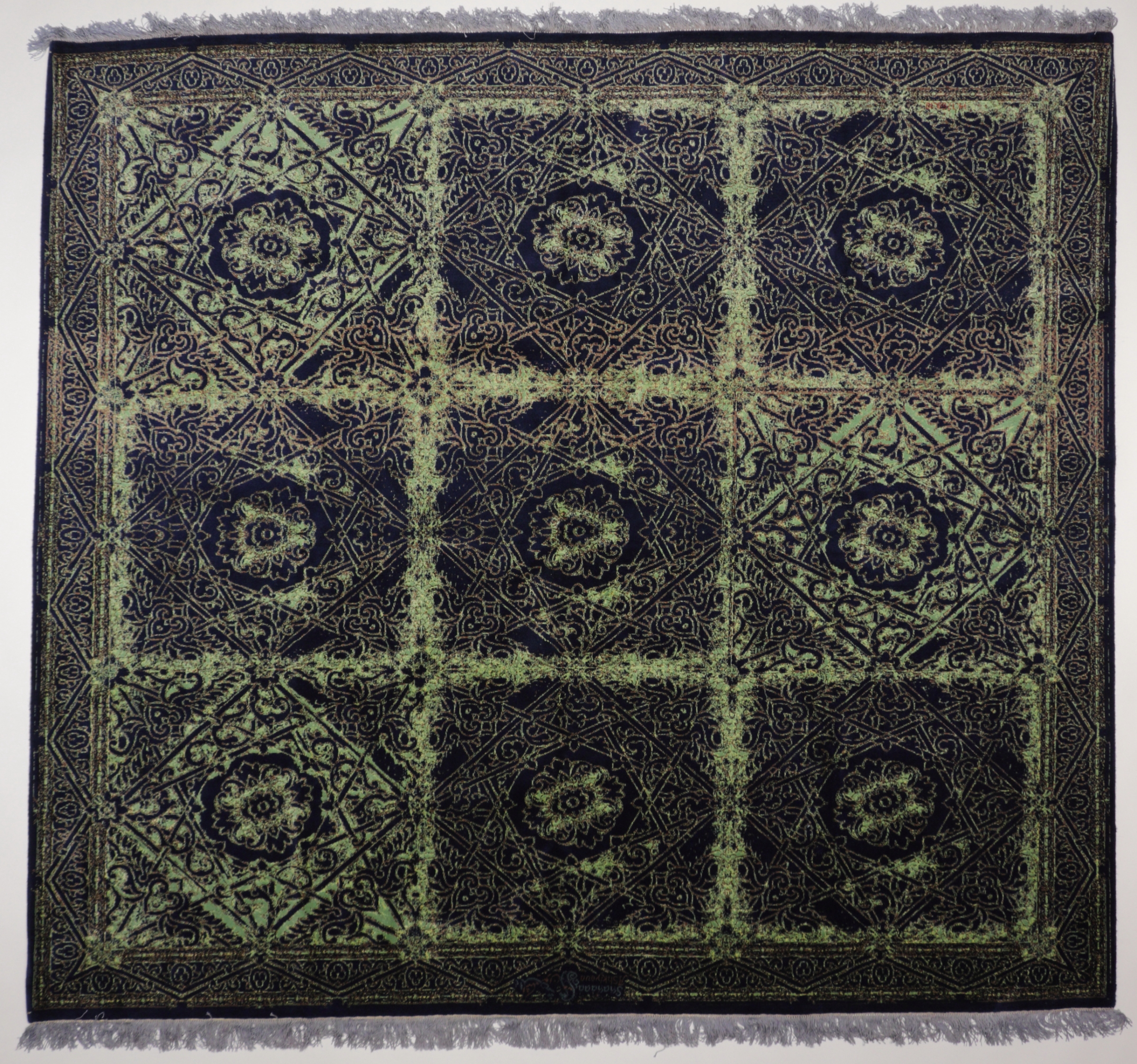 Moderner, persischer Designerteppich handgeknüpft aus Schurwolle und Seide, quadratisch, in verschiedenen grün- und blau-Tönen gefertigt, Draufsichtnd