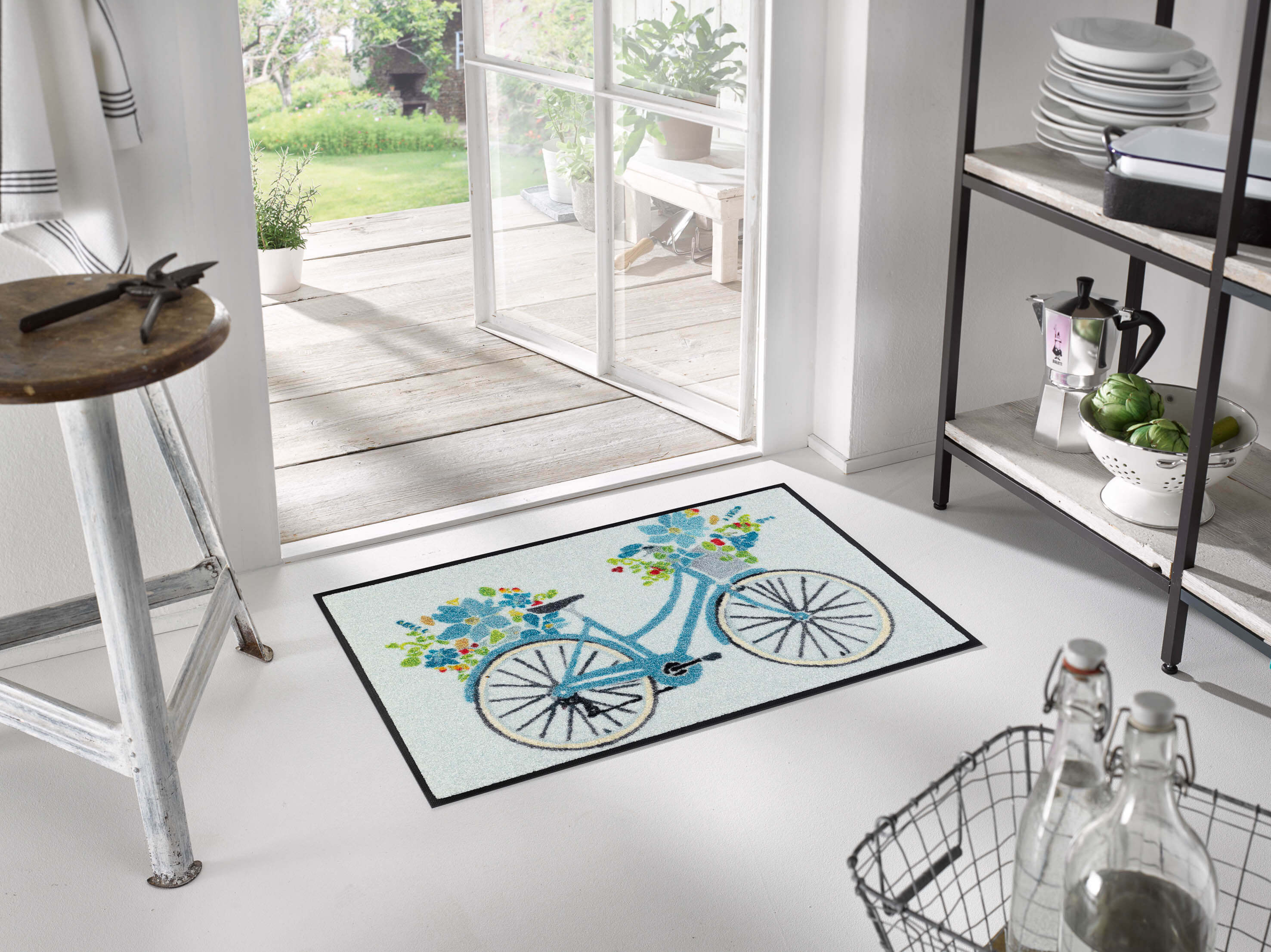 Daisy Daisy Fußmatte, Design Fahrrad mit Blumen, mehrfarbig, 50 x 75 cm, Interieurbild