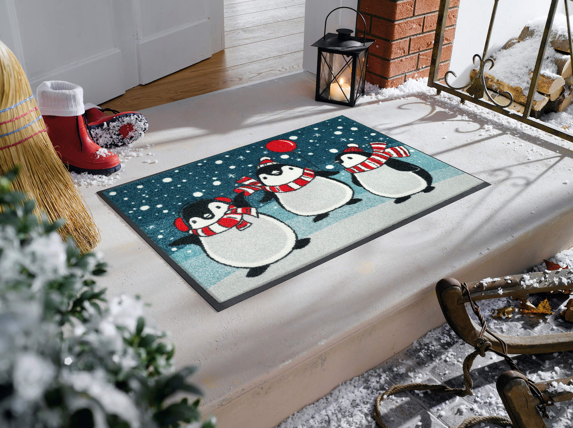 Fußmatte Winter "Pingus", Wash & Dry Designmatte mit 3 Pinguinen, 050 x 075 cm, Milieubild
