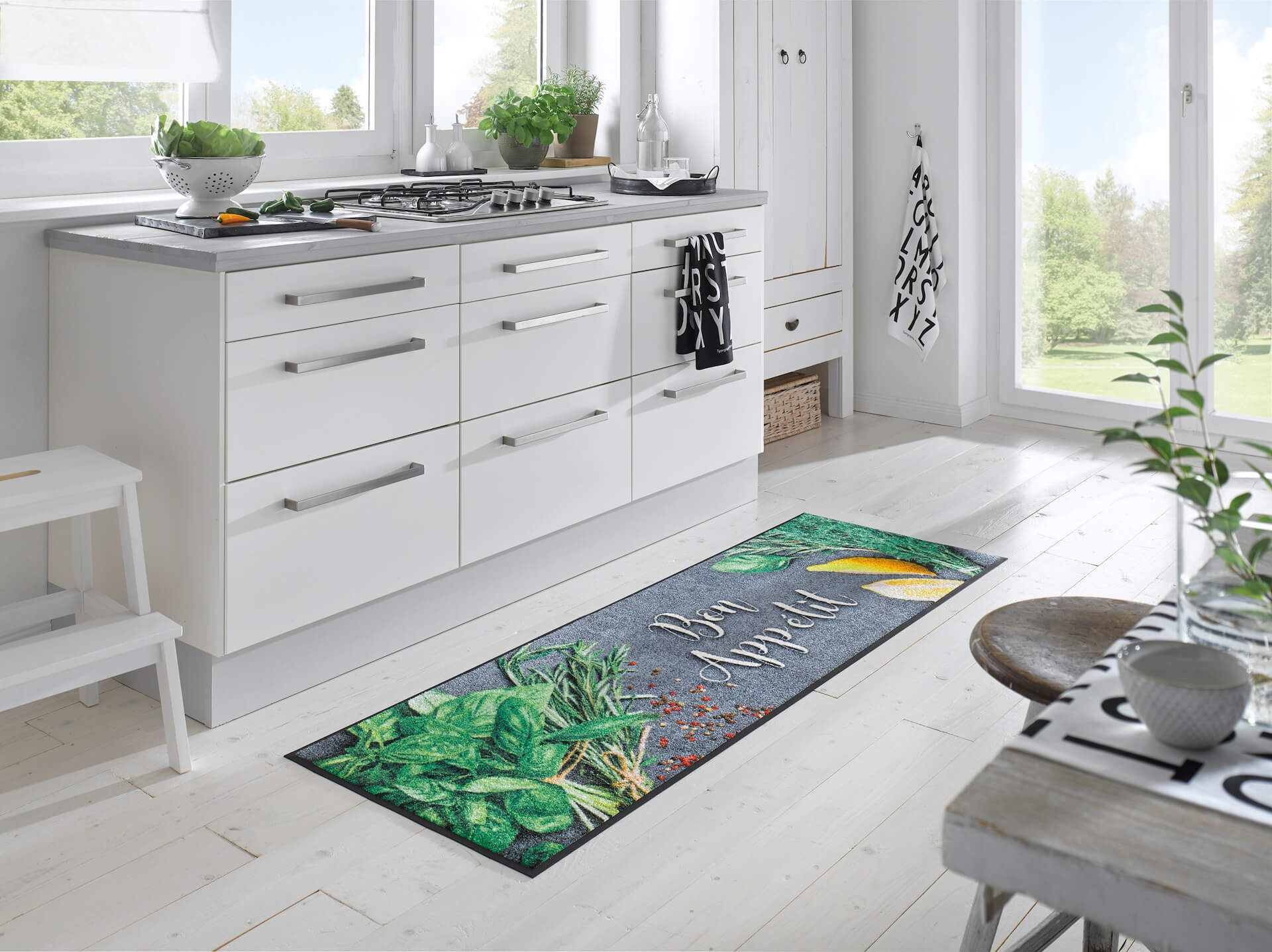Küchenmatte Bon Appetit, Wash & Dry Sauberlaufmatte, mit Schriftzug und Kräuterbild, Interieurbild