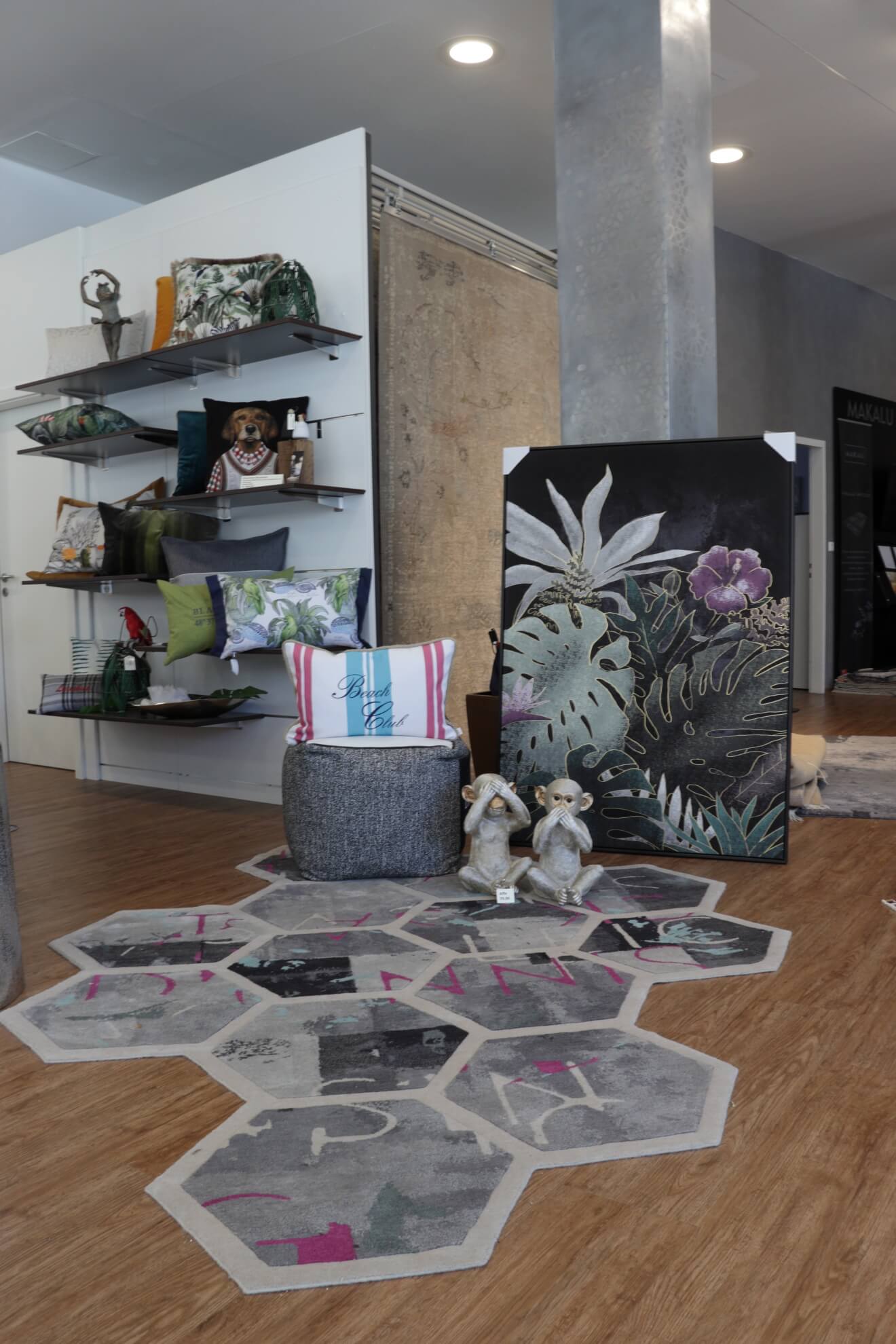 Designerteppich Makalu Millenium-Kollektion, handgeknüpft, Schurwolle und Seide, free-form, mehrfarbig, Teppichbild im Ladengeschäft se