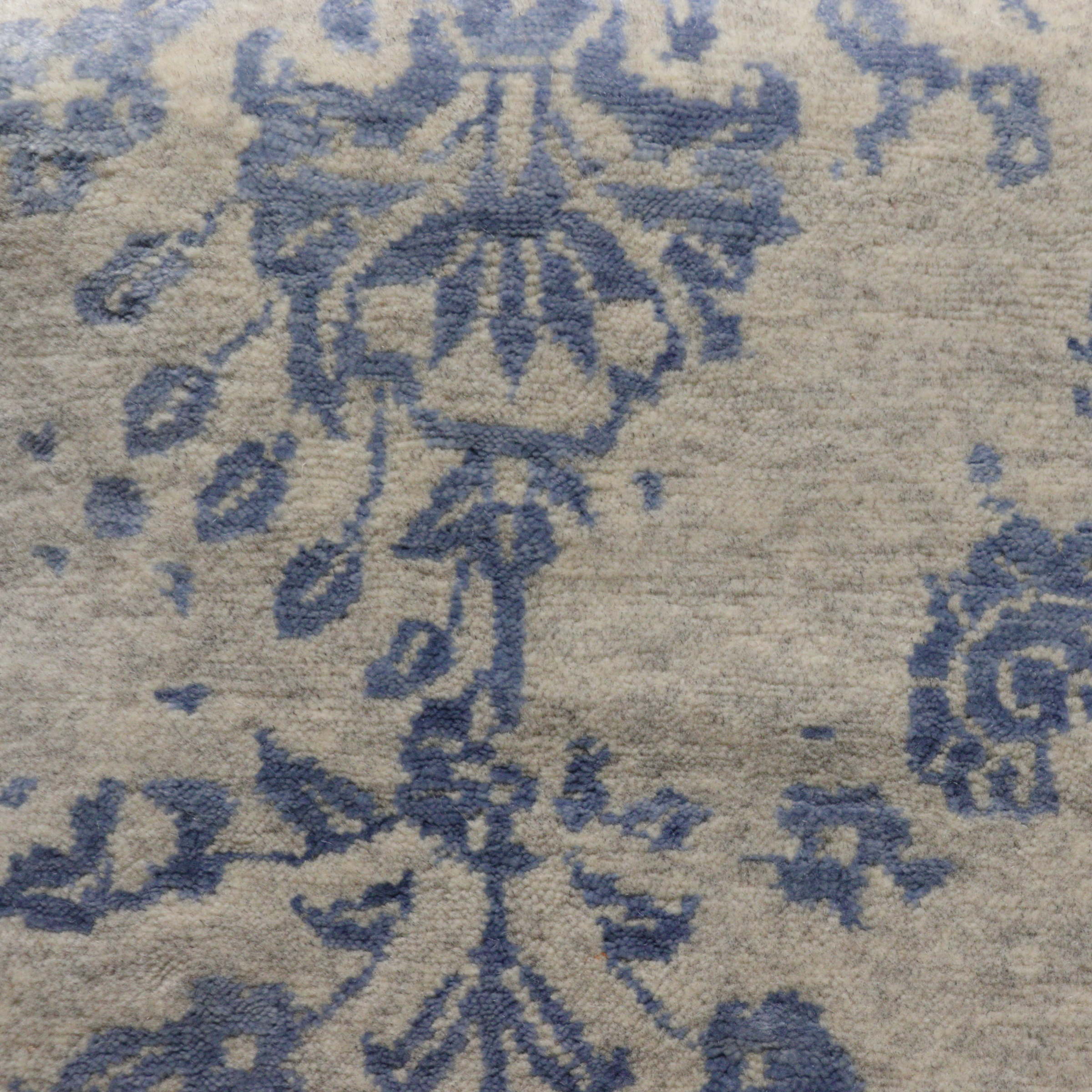 Broken Flowers blue, Indischer Designerteppich im Vintagestil, Wolle & Bambusseide, Detailansicht