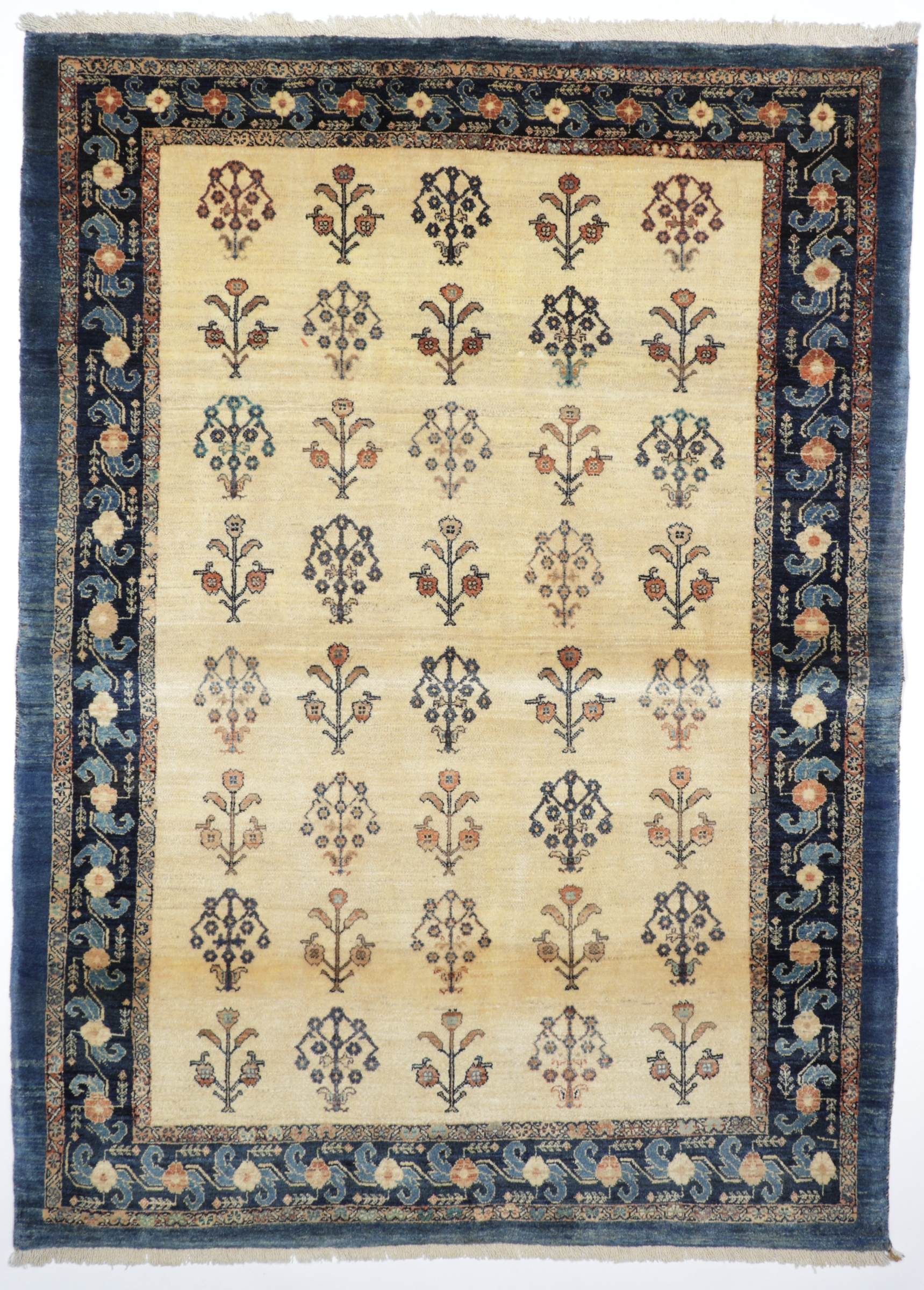 Persischer Rizbaft, feingeknüpft aus handversponnener Schurwolle, beige-grundiges großes Innenfeld, Musterung und Randmotive mehrfarbig