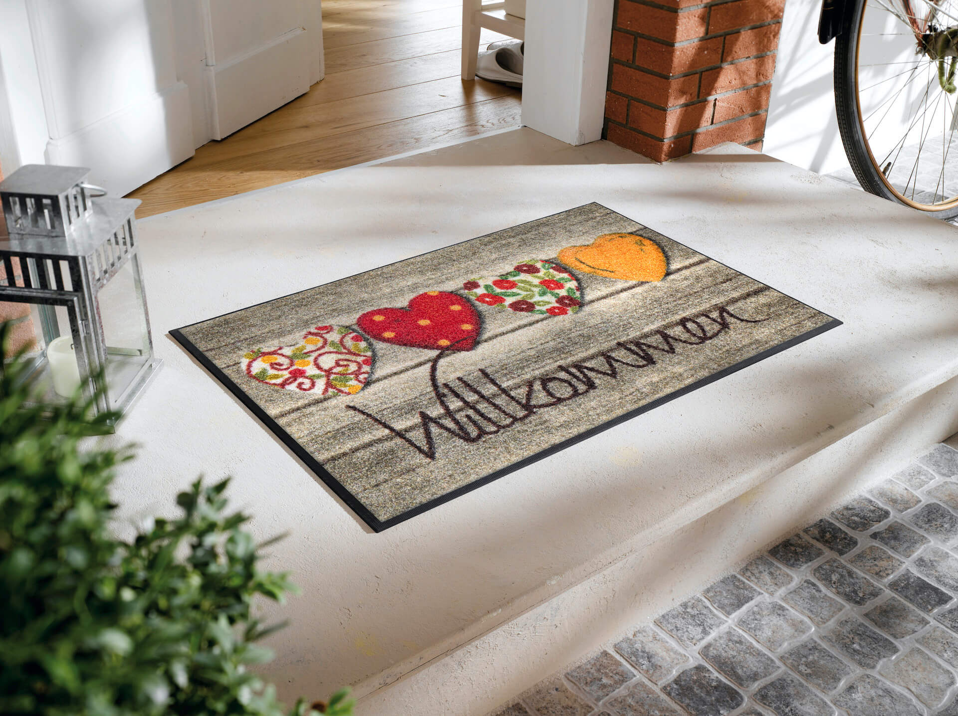 Fußmatte Willkommensgruss, Wash & Dry Design mit Herzen, 050 x 075 cm, mehrfarbig, Milieubild
