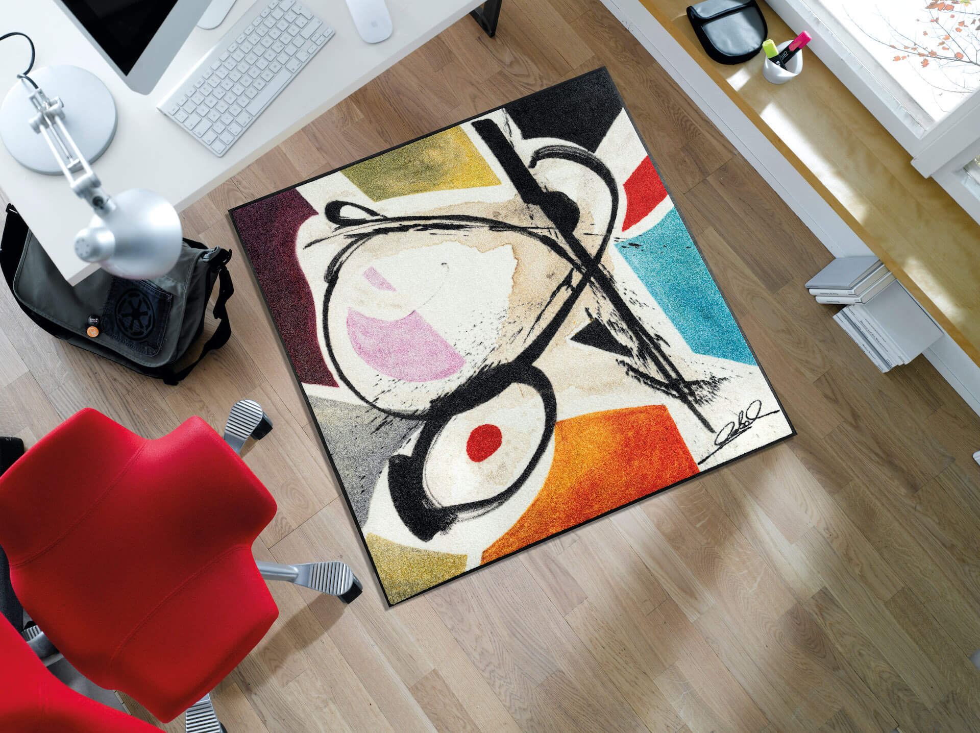 Fußmatte curled fgures, Künstlermatte Alfred Gockel, 115 x 115 cm, mehrfarbig, Interieurbild